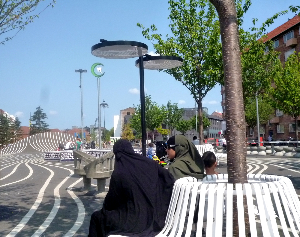11 - mamme in niqab al parco con i bambini