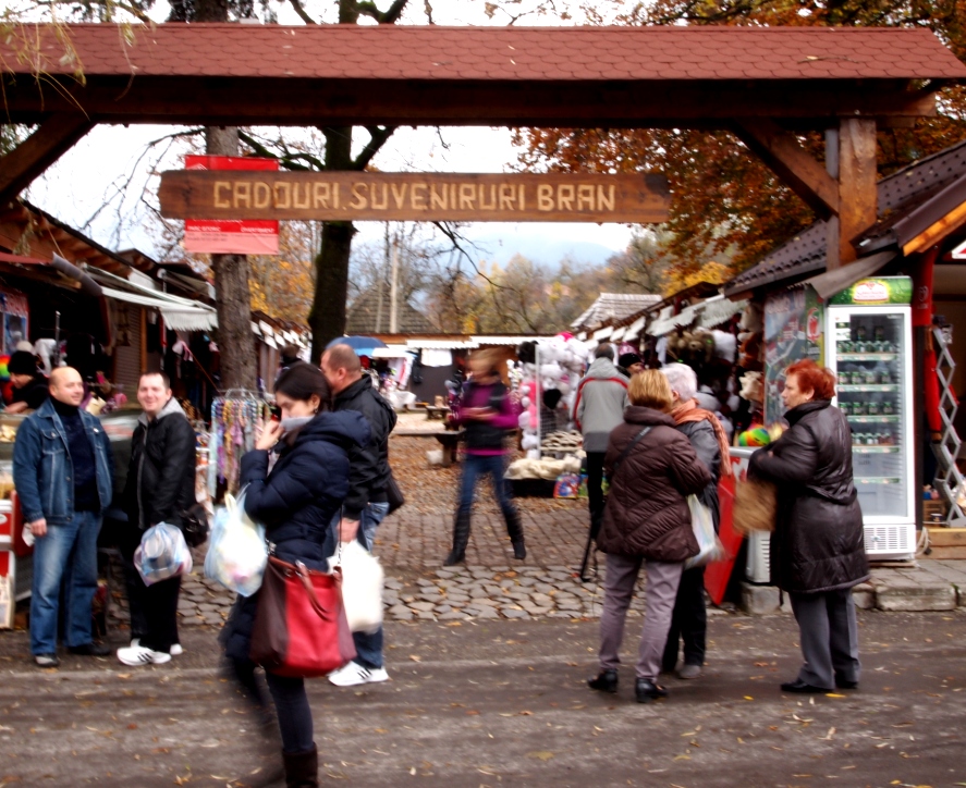 Il "villaggio" turistico ai piedi del castello