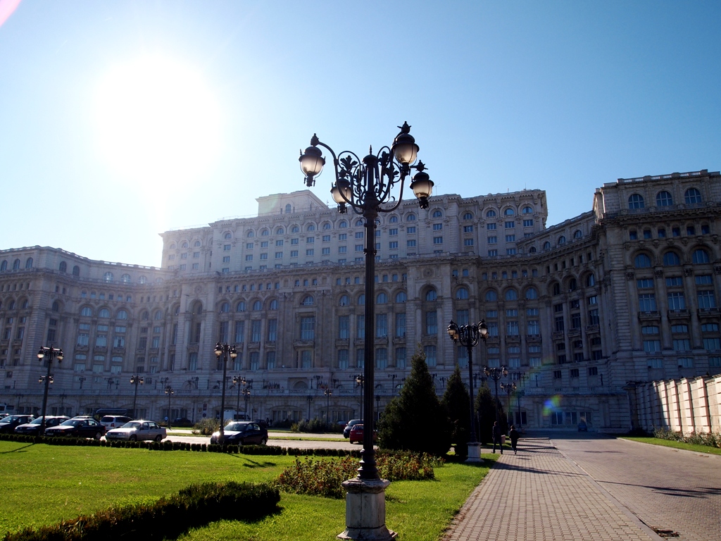 Palatul Parlamentului, la sede del Parlamaneto, il più grande palazzo al mondo dopoil Pentagono, voluto da Ceasescu per accentrare i suoi funzionari ed esercitare il culto della sua persona con un opera "faraonica"