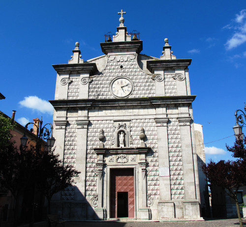 La facciata della chiesa di Monteleone di Puglia
