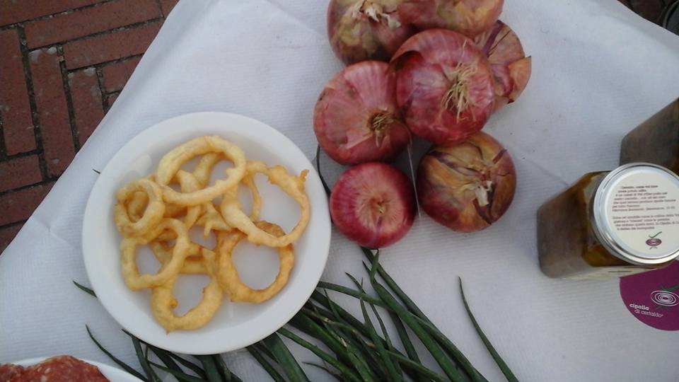 Cipolla cruda, cipolla fritta, marmellata di cipolla - foto pagina Facebook Cipoll Di Certaldo in Sagra (1)