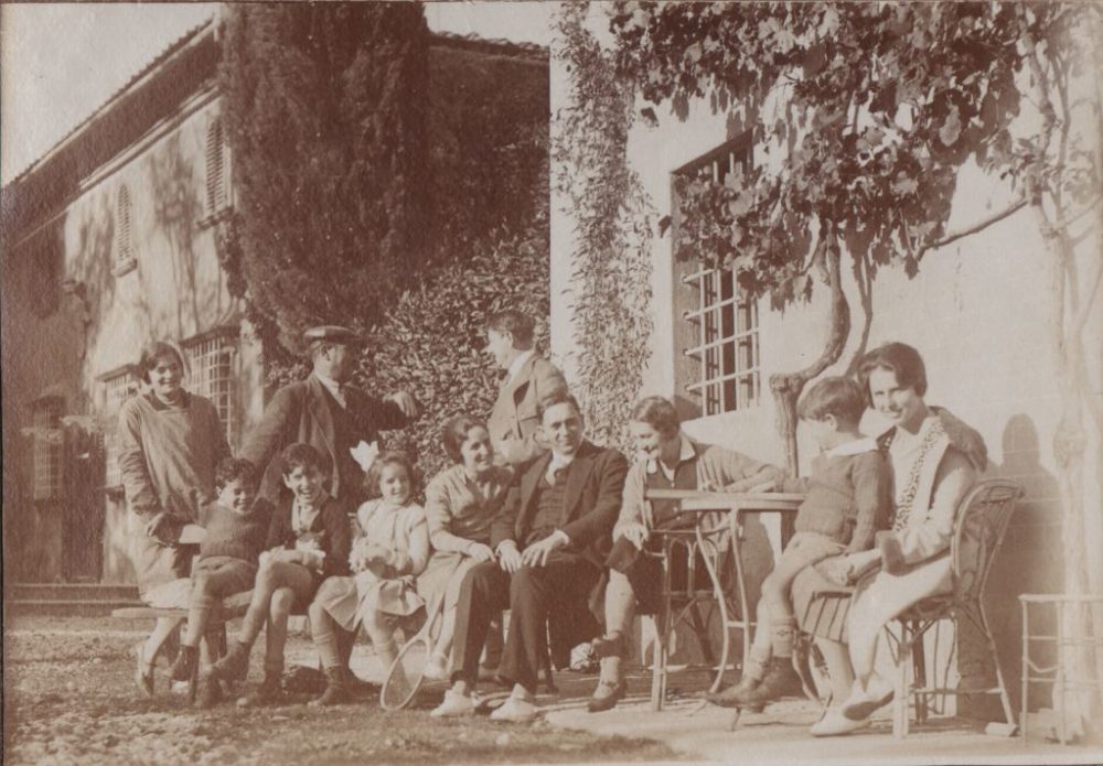 1928 Gigliola. Lorenzo è il primo a destra in collo alla mamma 