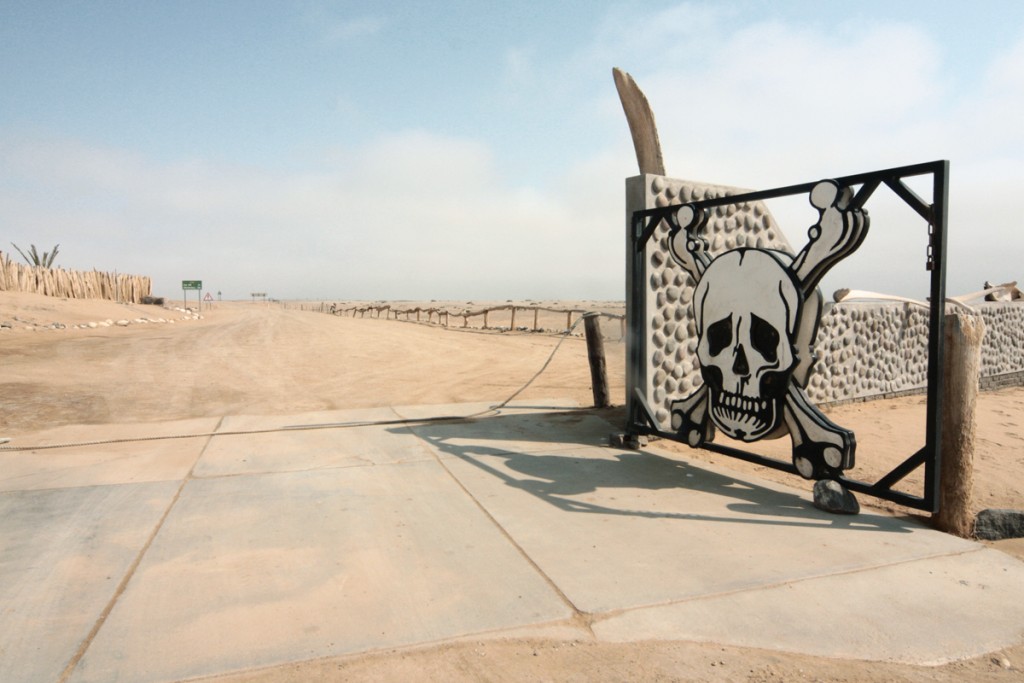 il cancello poco rassicurante all'entrata della Skeleton Coast