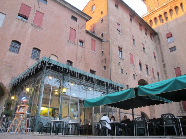 Laterale del Castello estense a Ferrara, in piazza Savonarola