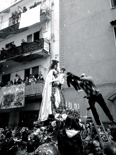 Un bambino sale le scale verso la Madonna