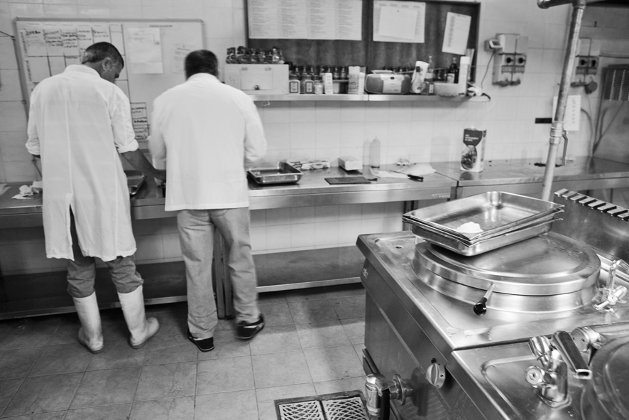 In cucina a preparare l'aperitivo che introduce alla Cena Galeotta