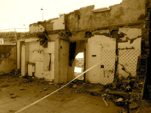 Particolare di una casa danneggiata dal sisma del 2012, di fronte al municipio vecchio