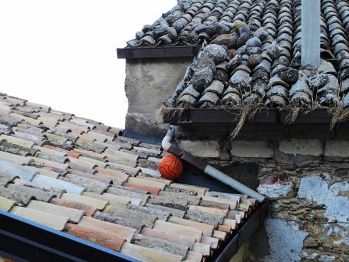 supersantos sui tetti ricoperti di sassi per arginare il vento