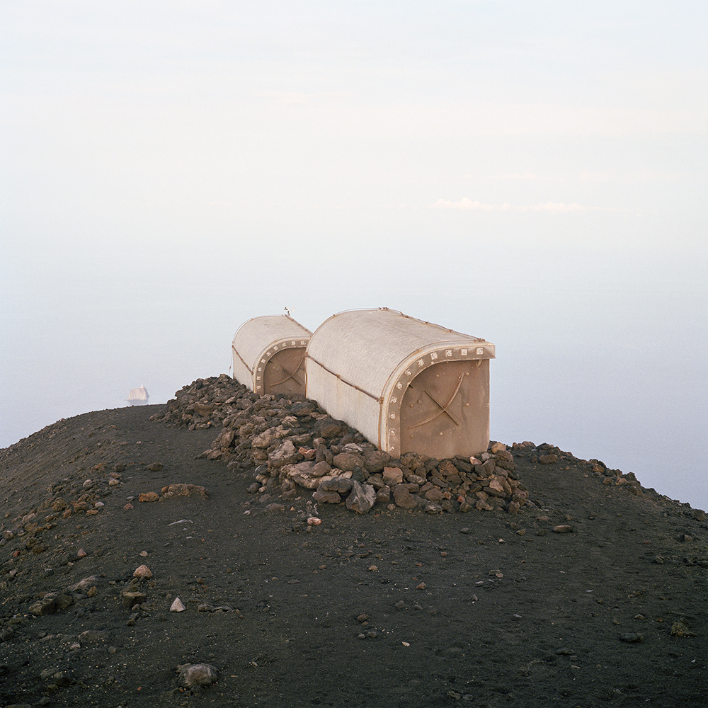 Isola di Stromboli, ottobre 2008. Rifugi sulla cima del vulcano.