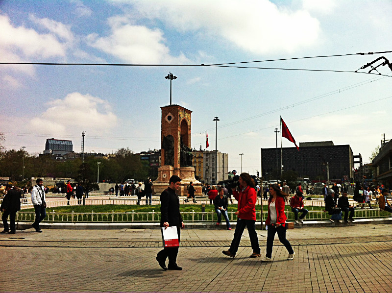 La piazza attraversata da decine di turisti e residenti.