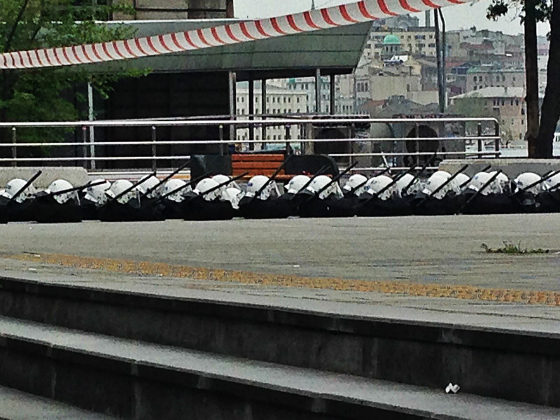 I caschi della polizia, i manganelli, disposti in fila, la mattina del 1° maggio alla fermata della tramvia a Kadikoy
