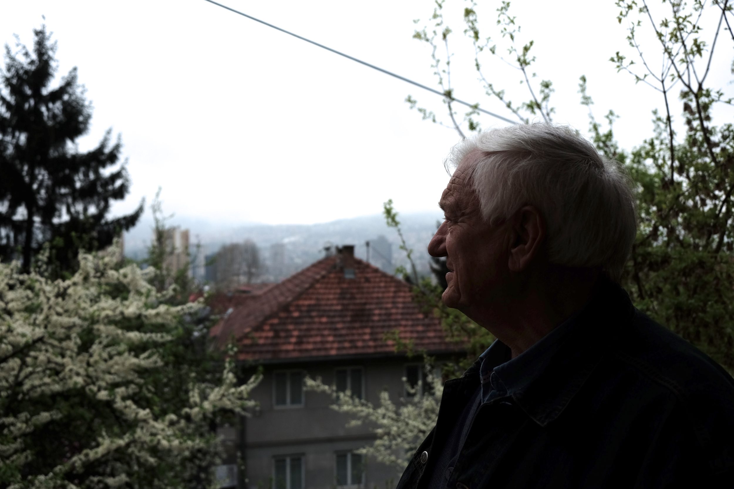 Jovan Divjak sul balcone del suo studio a Sarajevo.