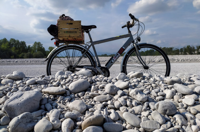 Bicicletta su terreno sassoso