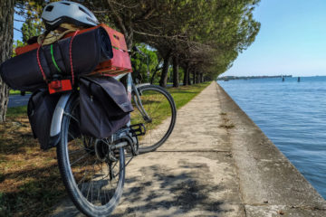 Bicicletta parcheggiata sul lungolaguna al Lido di Venezia
