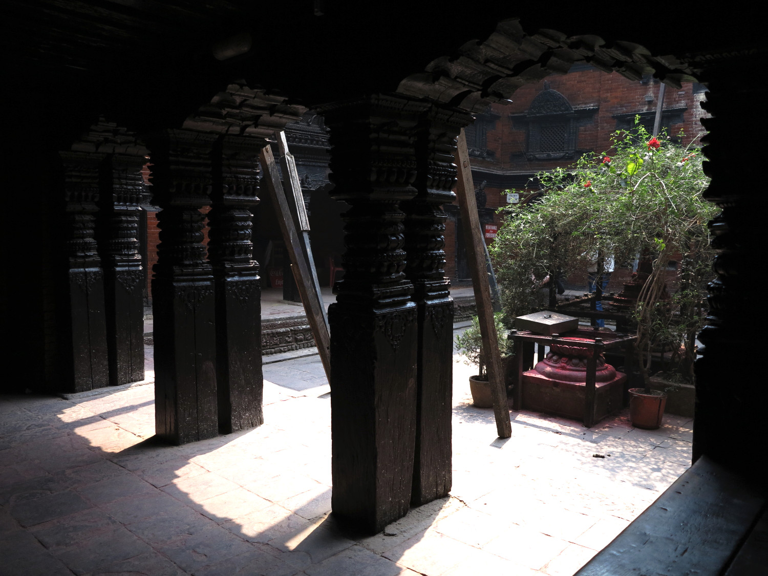 Kumari Ghar, archi in legno intersiato