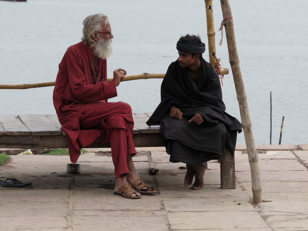 Scene in riva al Gange, il 'maestro' e il discepolo